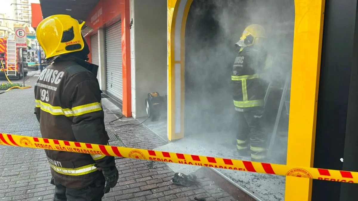 Princípio de incêndio mobiliza bombeiros e interdita lojas no coração de Blumenau