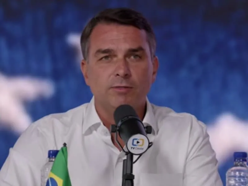Flávio diz que PCC e CV estão "tacando fogo" em santinhos dele