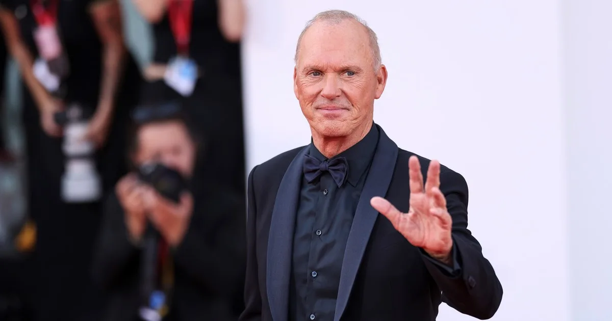 En la década de 1980, Michael Keaton estaba en la cima de Hollywood con "Batman" y compró un rancho ganadero de 1000 acres en Montana; durmió en una tienda de campaña mientras construía una mansión de montaña desde cero