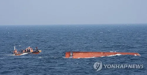 [속보] 예인선 전복사고 추가 구조된 선원 의식 없어…6명 수색 중
