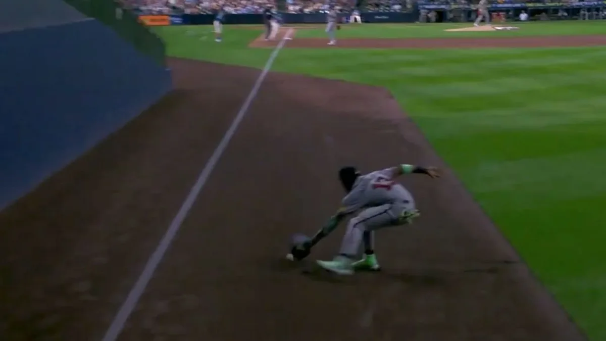Braves’ Acuña Jr. makes ridiculous throw to get runner at second