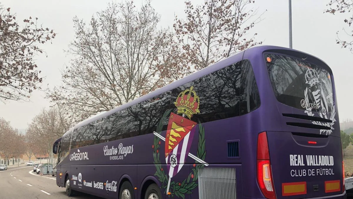 Un menor marroquí se juega la vida al cruzar el Estrecho en los bajos del bus del Real Valladolid