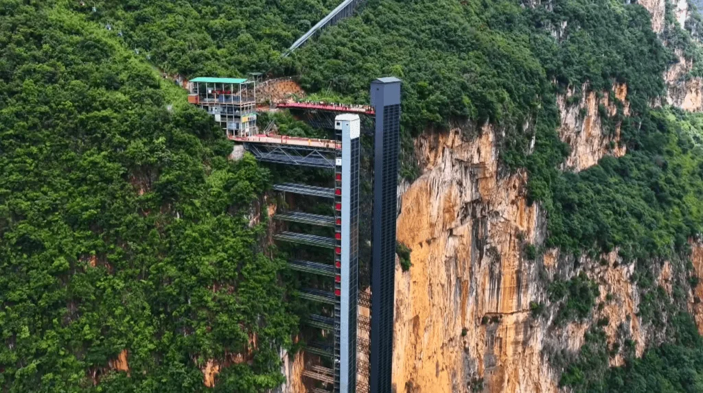 Elevador de 288 metros em penhasco transforma caminho de crianças até escola na China