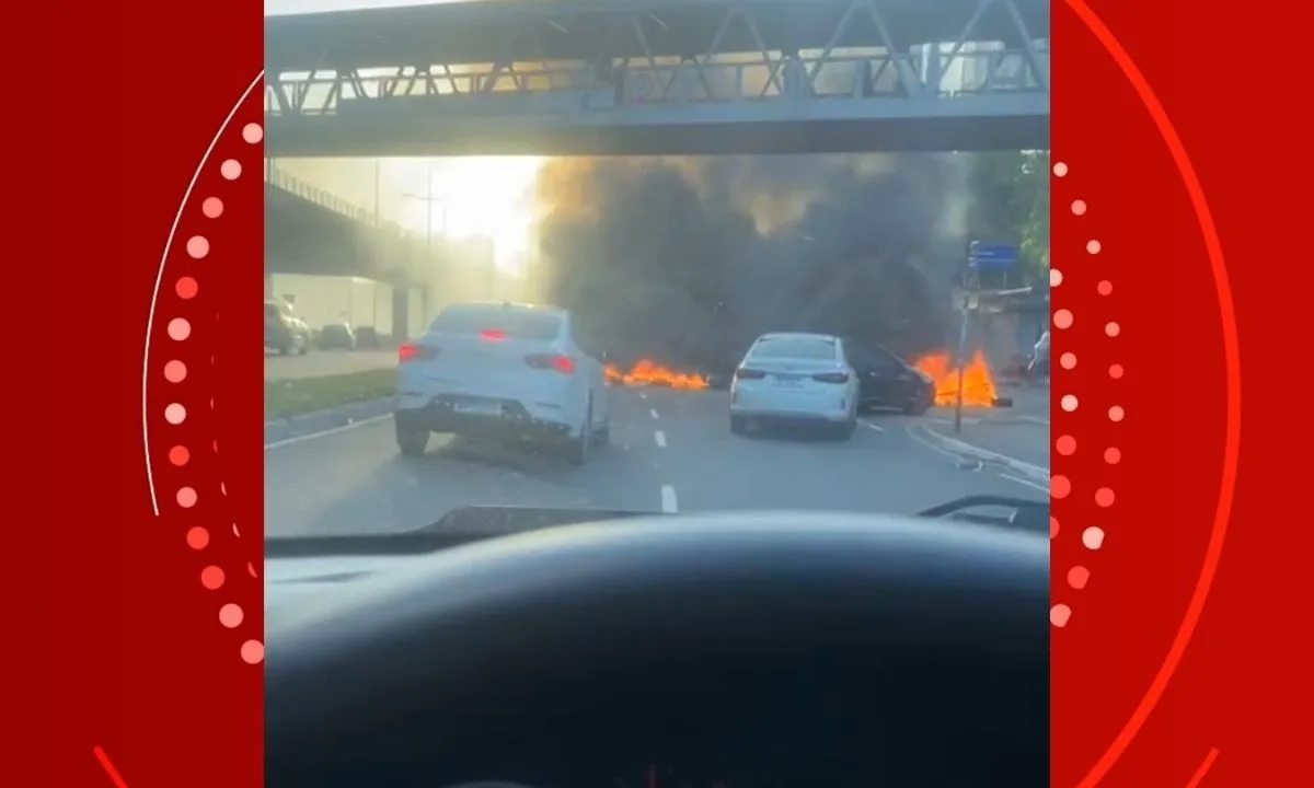 Manifestantes colocam fogo em objetos e fecham trecho da Av. ACM, em Salvador
