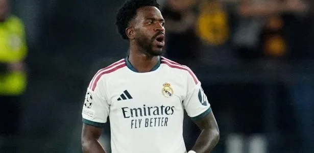 Vini Jr. desabafa após suspensão na Espanha: 'O cartão sempre é para mim'