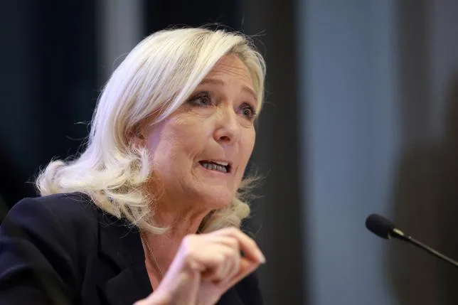 Marine Le Pen “a sorti la tronçonneuse” contre l’Union européenne