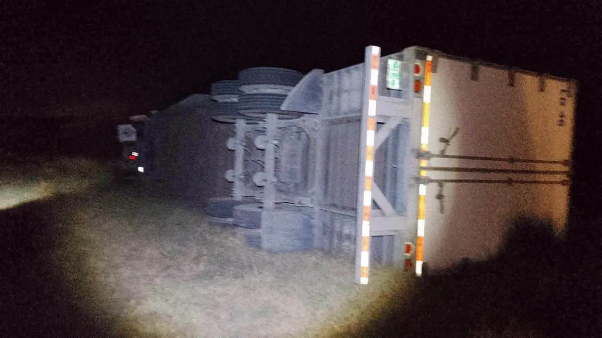 Se voltea tráiler en la Autopista Premier, en Allende; conductor resulta lesionado