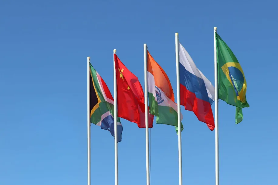 BRICS enfrenta hegemonia do dólar e avança em novo plano de integração financeira