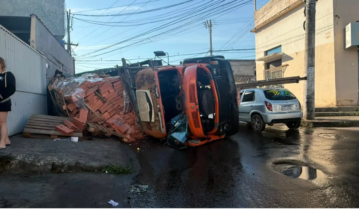 Caminhão tomba após descer ladeira e deixa motorista ferido em Cariacica; veja vídeo