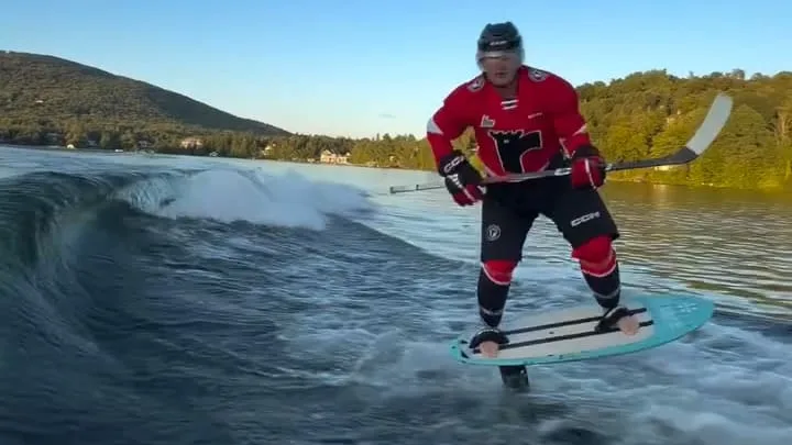 Mit kompletter Ausrüstung - Spektakulärer Hockey-Salto begeistert alle