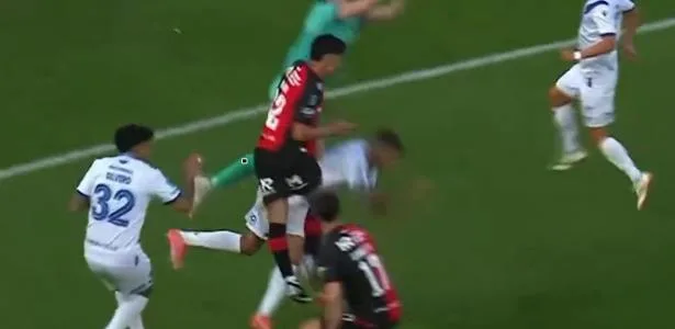 Jogador do Vélez fratura múltiplas costelas em dividida com companheiro