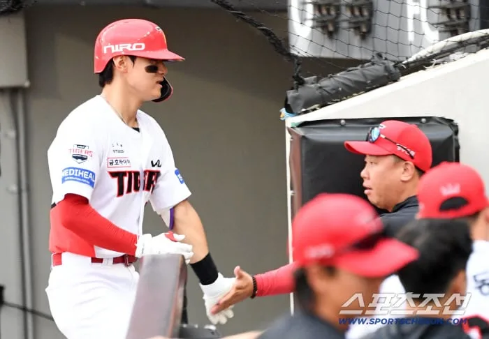 [포토] 시즌 39호 김도영-이범호 감독, 진심으로 축하