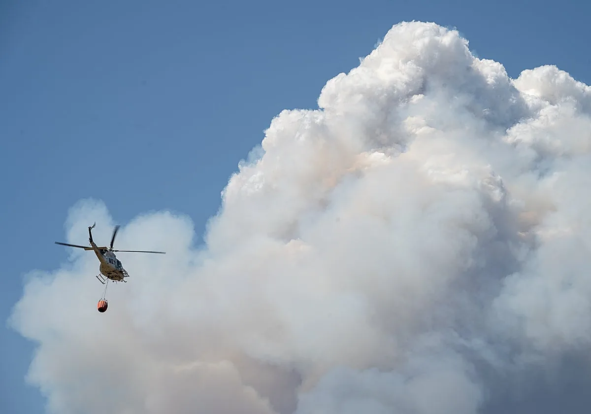 El viento complica el incendio de Las Hurdes, que ya ha entrado en la provincia de Salamanca