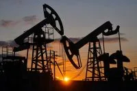 Governo Trump diz que petróleo está fluindo, mas dados mostram outra coisa