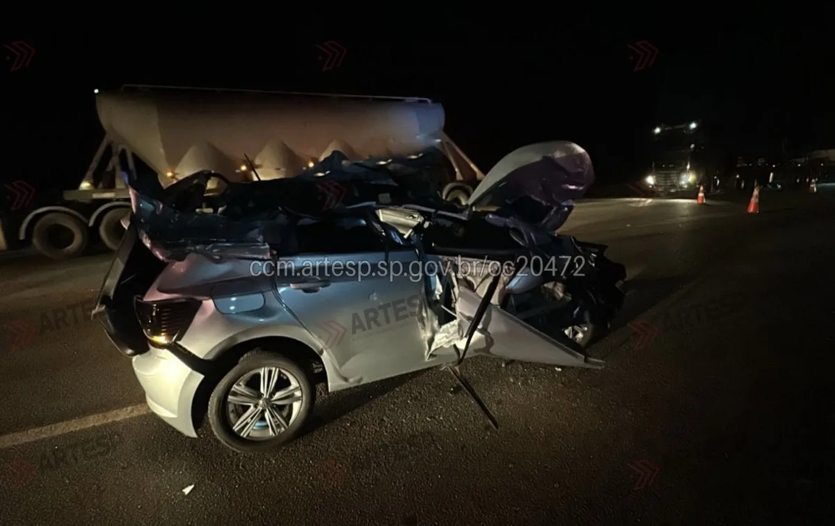 Batida traseira entre carro e carreta deixa um morto na Raposo Tavares em Itapetininga