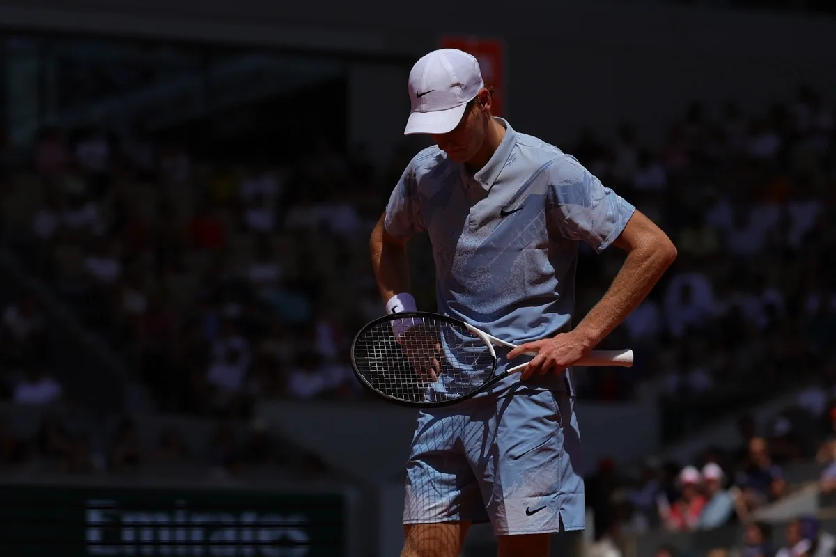 Sinner desiste do US Open com problema no joelho direito
