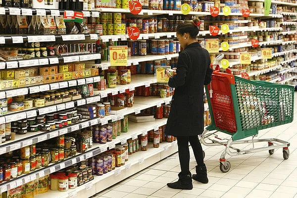 Consumidores europeus reveem em baixa previsões de inflação a um e três anos