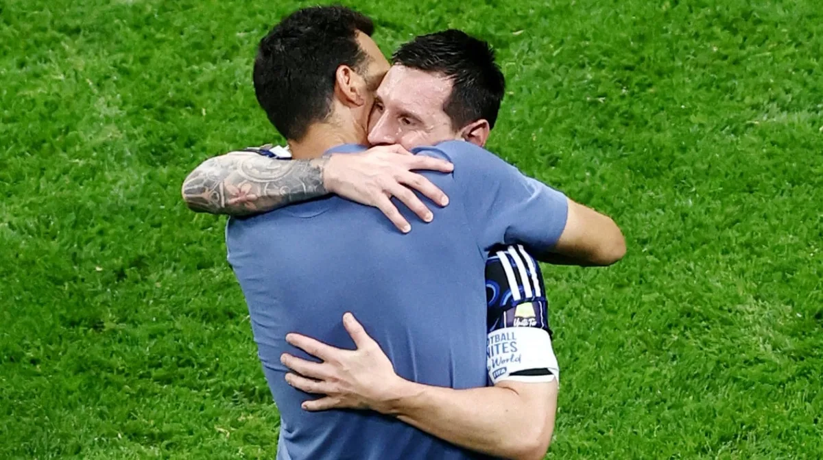 “Ojalá que nunca se despegue de esta camiseta”: el mensaje de Scaloni a Messi tras su despedida de la Selección argentina