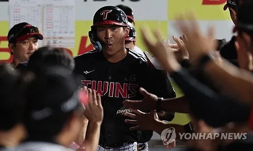 오지환, 2홈런·4타점 폭발…LG, 선두 kt 잡고 5연승 질주(종합)