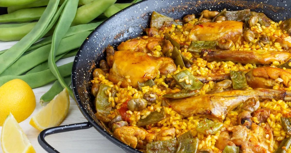 Los cocineros españoles coinciden: “La paella solo mejora si se prepara un buen sofrito y se hace el caldo dentro de la paella. Se necesitan 3 litros de agua por cada kilo de arroz”