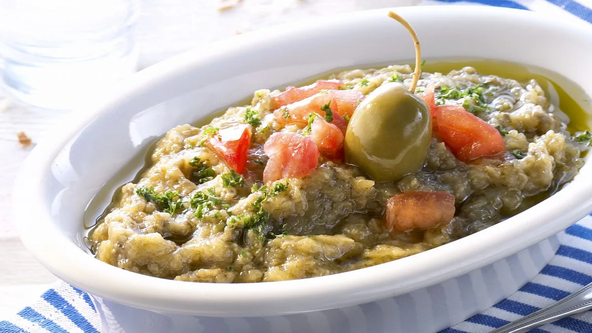 El aperitivo de berenjena que vuelve locos a los griegos y puedes preparar en casa: saludable, vegetariano y muy cremoso