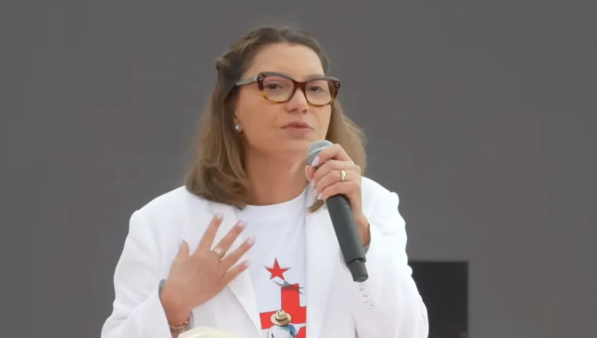 Janja volta ao palco e canta em ato de Lula no Rio
