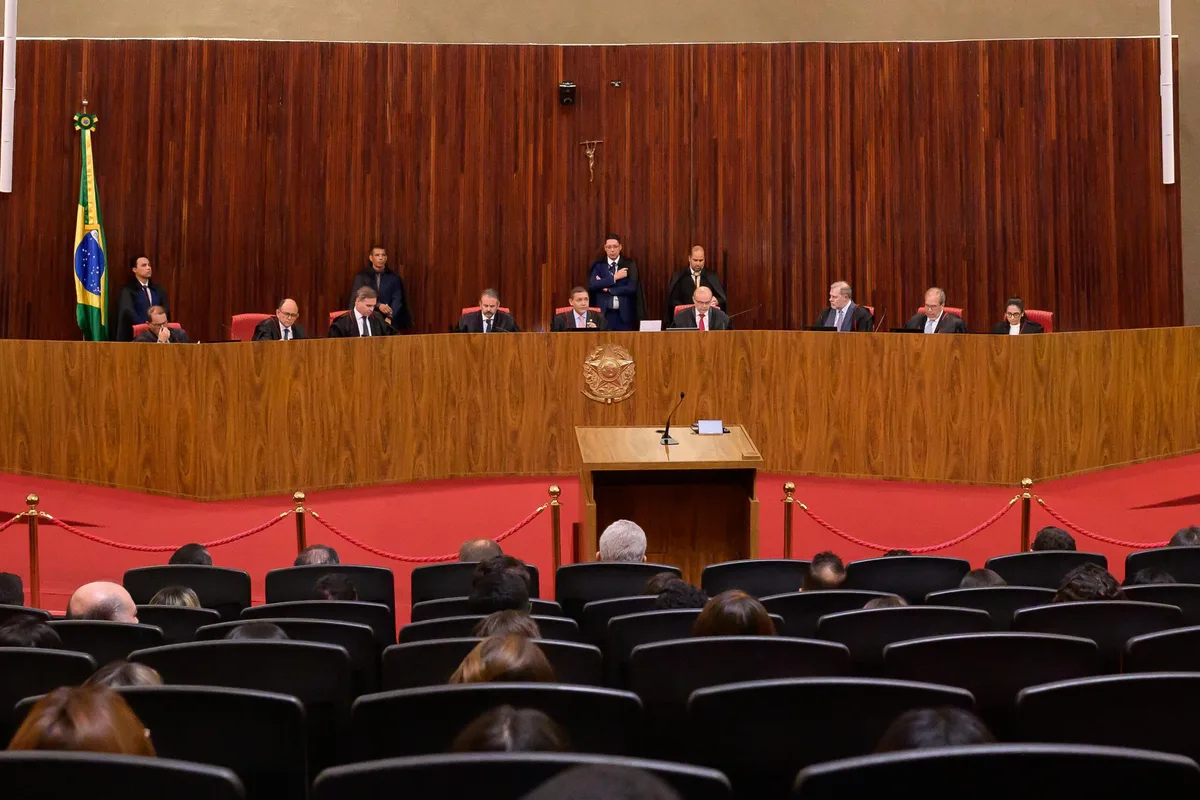 TSE referenda remoção de posts que ligam Flávio a Vorcaro e a milícias