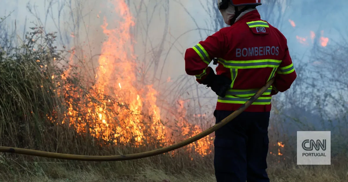 Incêndio em Vila Verde mobiliza 140 operacionais e quatro meios aéreos