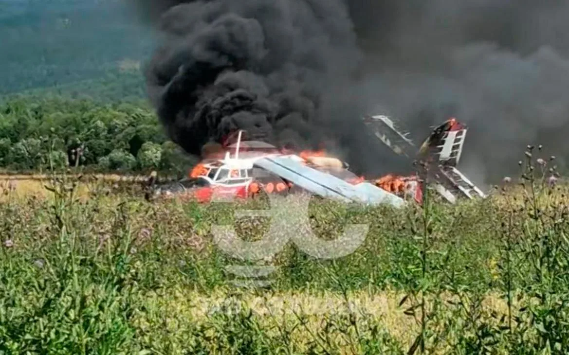 Самолет Ан-3 совершил жесткую посадку на Сахалине после возгорания. Видео