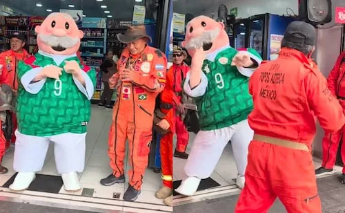 Topos Azteca comparten video bailando con el Dr. Simi y se vuelve viral; “ese es el entrenamiento secreto”, dicen