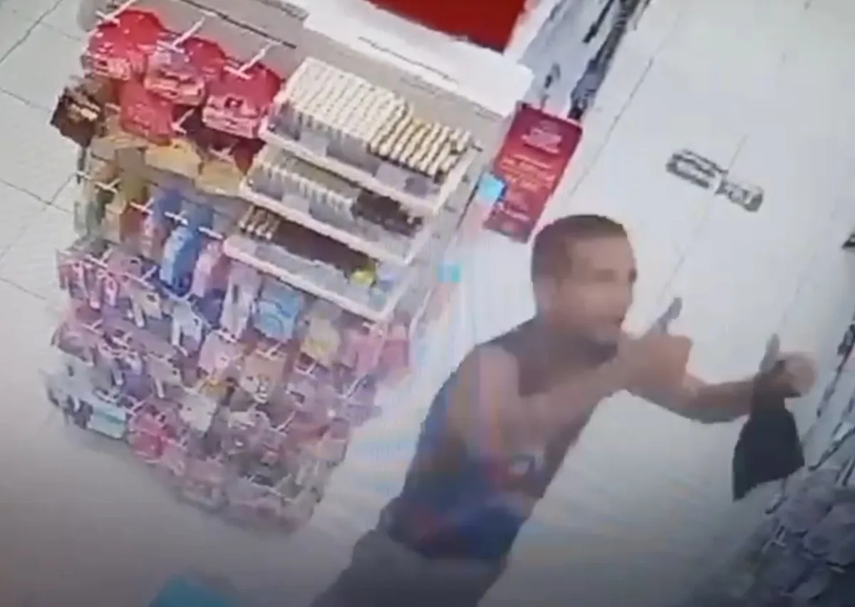 Homem faz 'joinha' para câmera de segurança antes de roubar farmácia e é preso em Valinhos