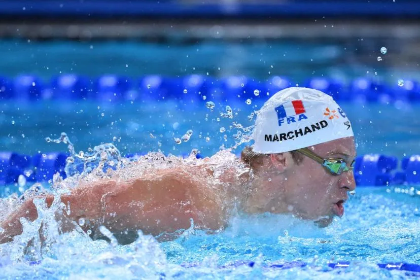En contrôle, Léon Marchand se qualifie pour les demi-finales du 200 m papillon