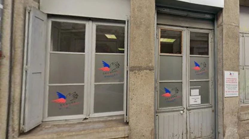 "Ce n'est pas une déchèterie" : à Saint-Etienne, le Secours Populaire croule sous des dons de vêtements en mauvais état