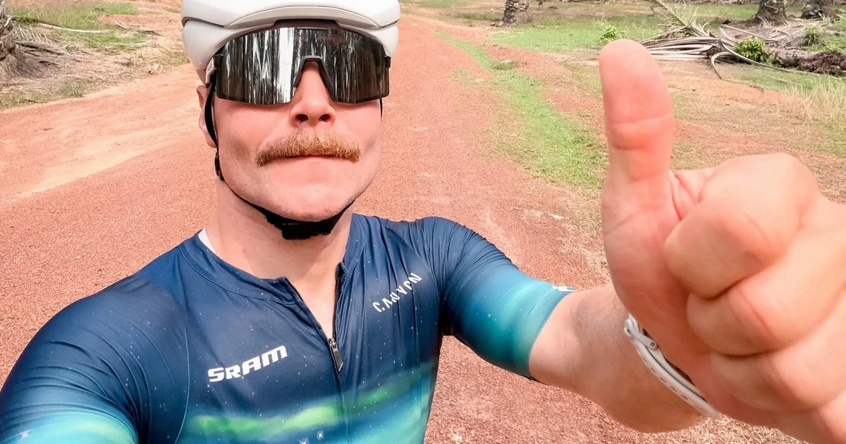 La increíble travesía de Valtteri Bottas: viajó más de 400 kilómetros en bicicleta de Sepang hasta Singapur para correr en la Fórmula 1