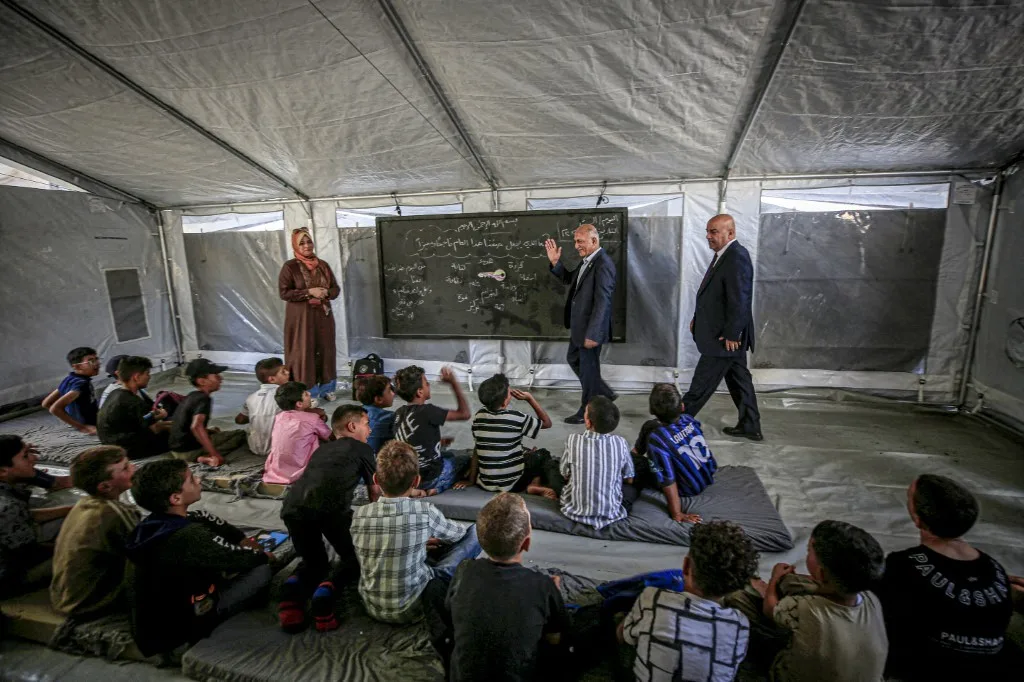 Após quase três anos, crianças de Gaza retomam as aulas em escolas improvisadas