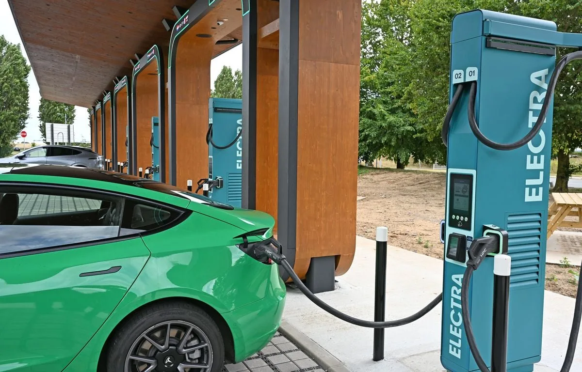 Que cache cette voiture électrique européenne à moins de 15.000 euros ?
