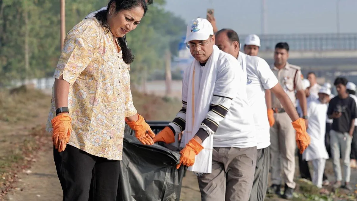 CM participates in Yamuna cleaning drive, urges citizens to join in