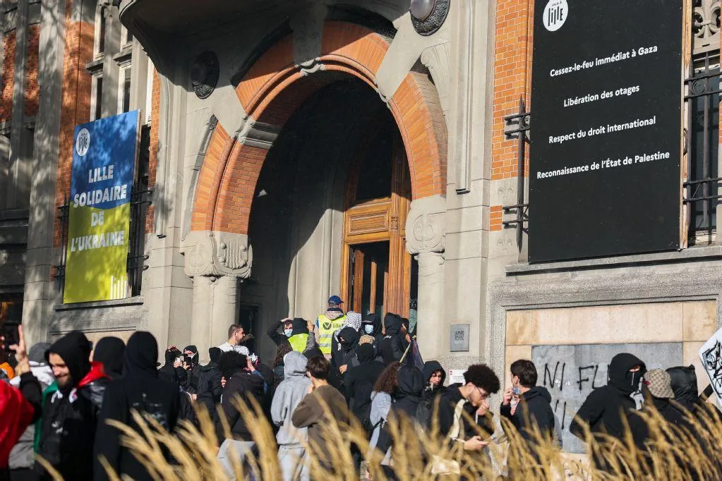 Intrusion et dégradations dans les mairies de Marseille et Lille : ce que l’on sait
