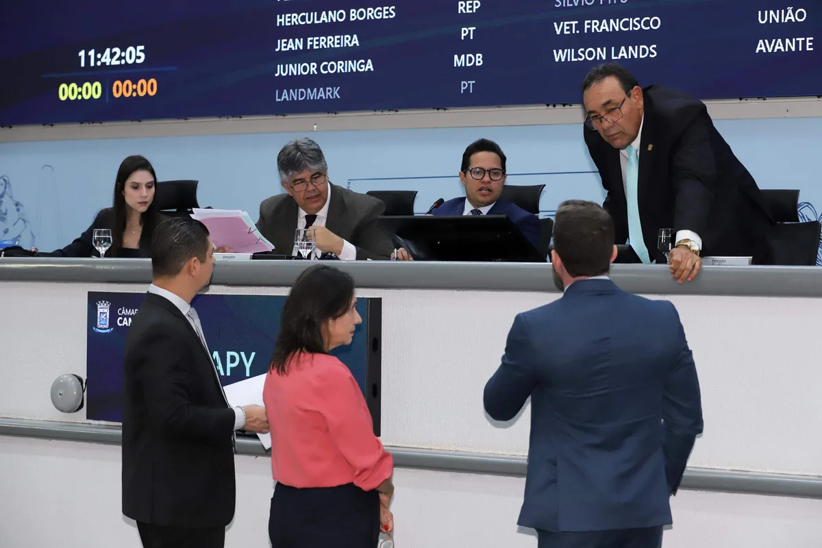 Vereadores aprovam suspensão de desconto do ligados ao Banco Master da folha