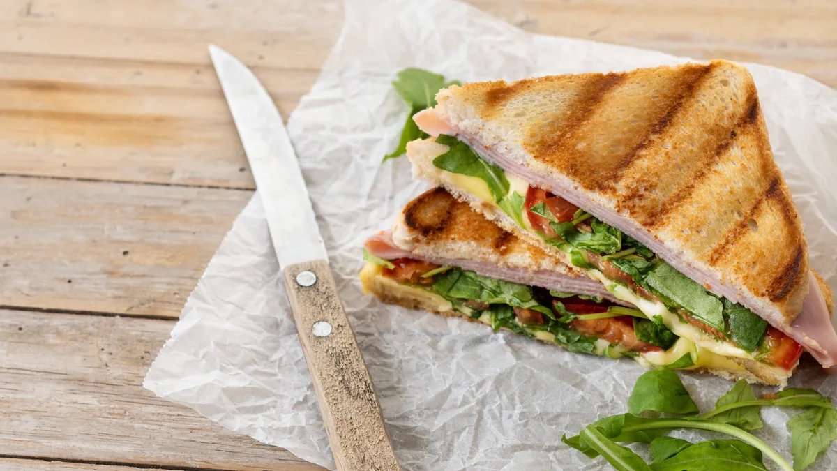 Ces sandwichs vendus chez Carrefour et Monoprix peuvent vous provoquer fièvre et courbatures: ne les mangez pas