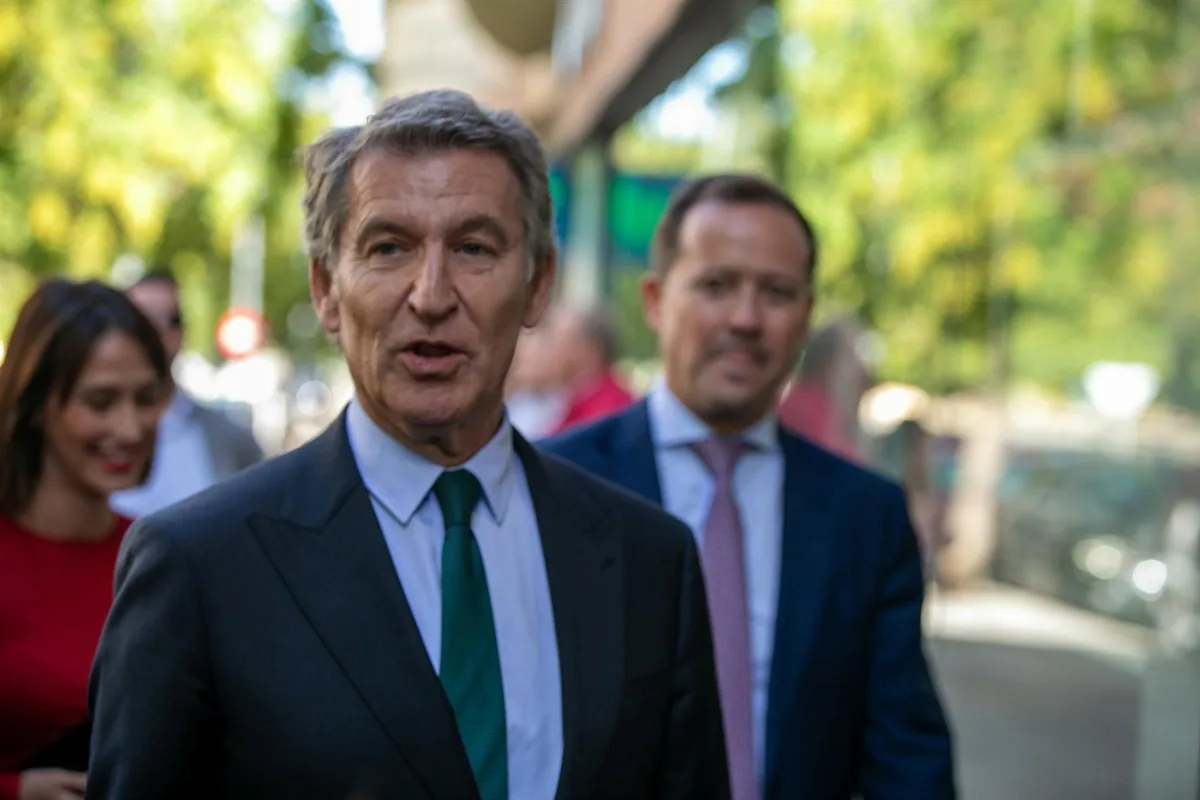 Feijóo llama "coalición de desesperados" al pacto del PSOE y Frente Amplio para el Senado, "una hipocresía más"