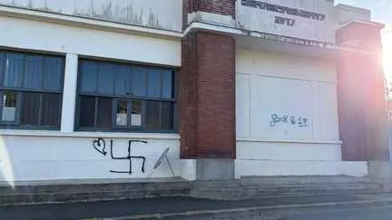En Seine-Maritime, le maire de Fécamp porte plainte après la découverte de croix gammées sur un bâtiment municipal