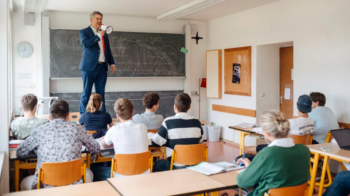 Schulbesuch in Bayern: „Was heißt Glaube auf Lateinisch?“