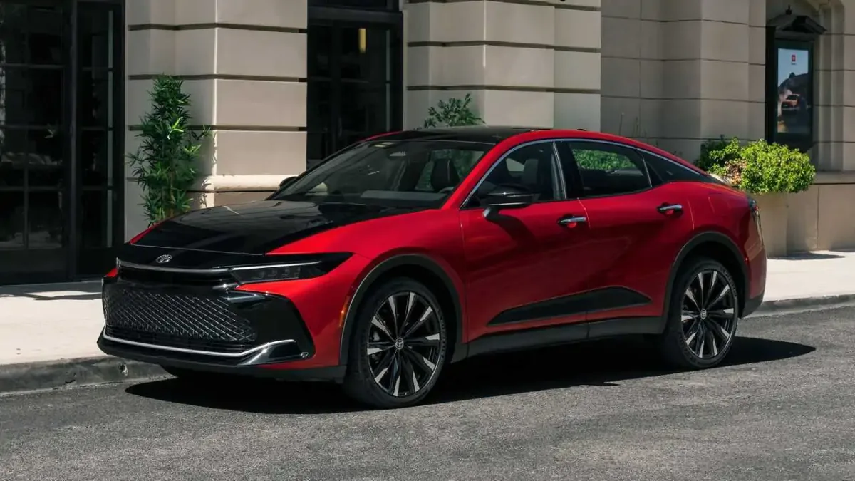 Toyota antecipa tecnologias da nova geração do Corolla via sedã Crown