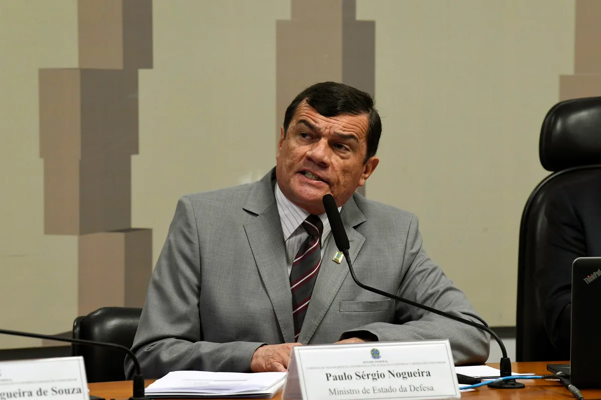 Moraes reduz pena de general condenado por trama golpista