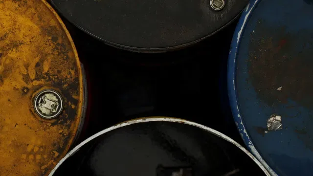 Petróleo continua a aliviar: Brent está a descer mais de 2%