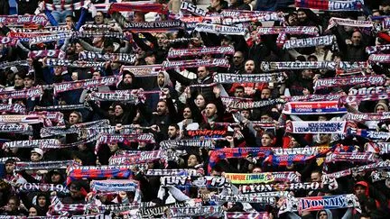 "Il faut faire le ménage dans les tribunes", réagit SOS Racisme, après l'agression d'une élue lors d'un match de l'OL