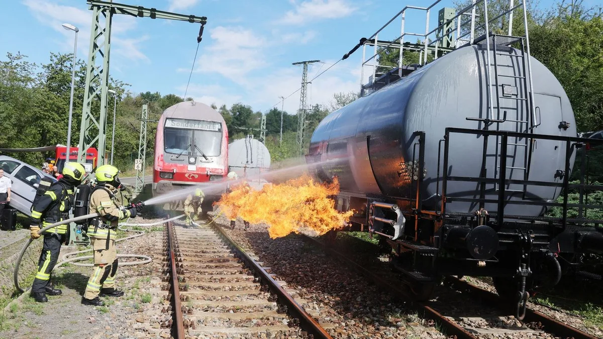 Tag der offenen Tür: Feuerwehrschule zeigt Übungen und Technik in Bad Köstritz
