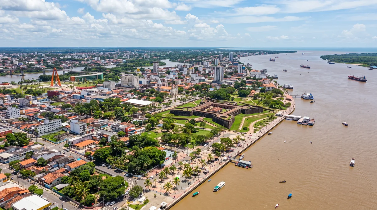 A única capital brasileira que é cortada exatamente pela linha do Equador e abriga o monumento do Marco Zero