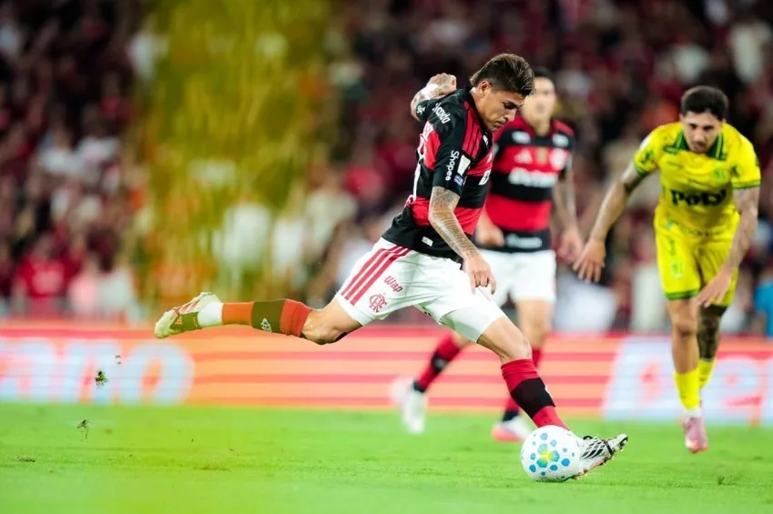 Flamengo bate Mirassol e fica a um ponto do líder Palmeiras no Brasileirão